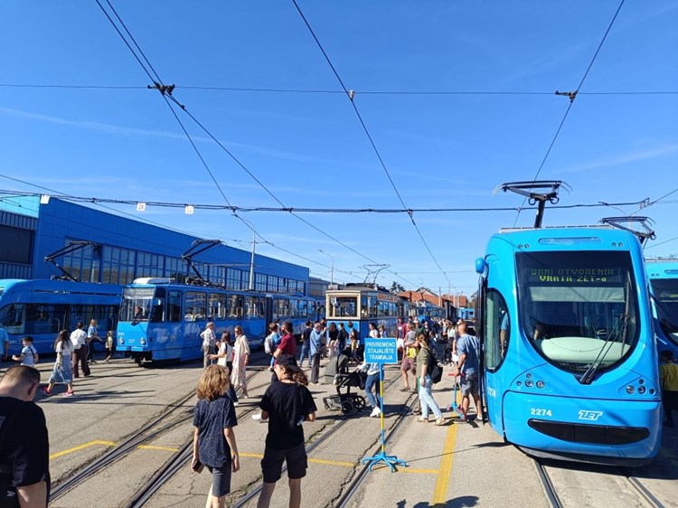Obitelji i ljubitelji tramvaja ispunili trešnjevačku remizu